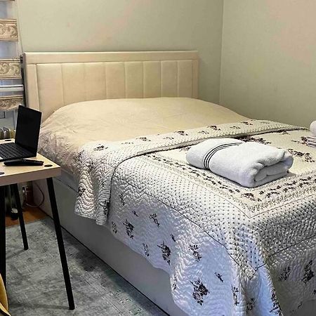 Charming Private Guest House Enfield Bagian luar foto