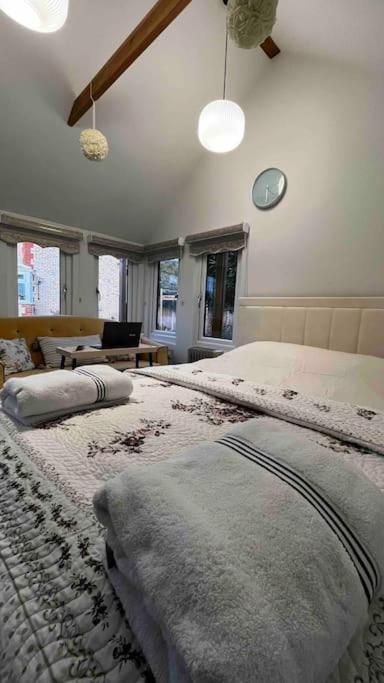 Charming Private Guest House Enfield Bagian luar foto