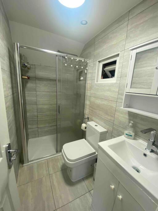 Charming Private Guest House Enfield Bagian luar foto