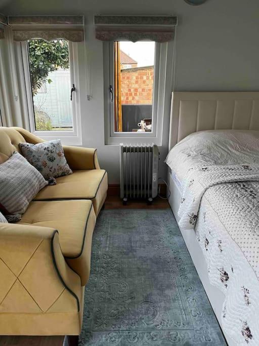 Charming Private Guest House Enfield Bagian luar foto