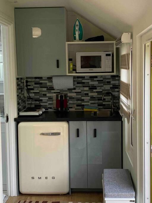 Charming Private Guest House Enfield Bagian luar foto