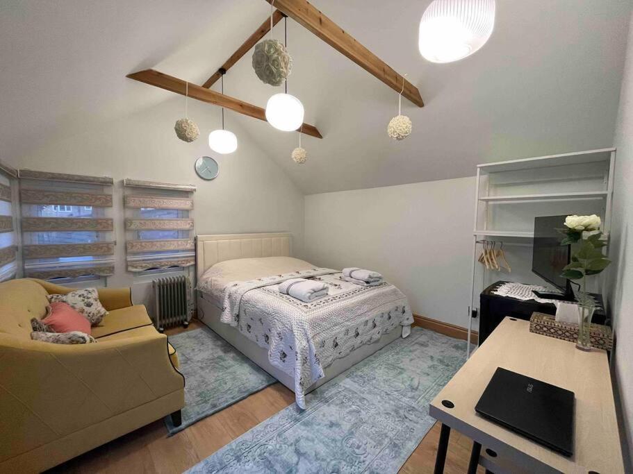 Charming Private Guest House Enfield Bagian luar foto